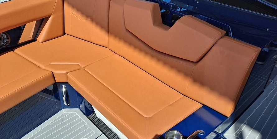 Cruisers Yachts 338 South Beach Edition - Bow Rider