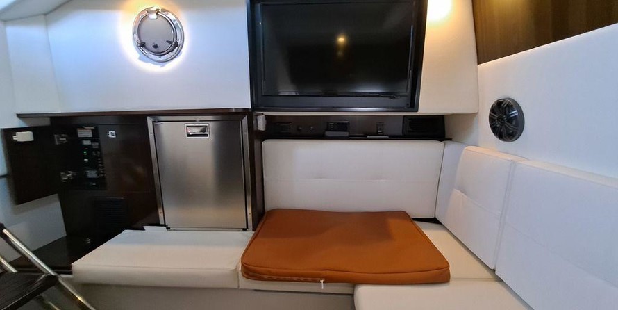 Cruisers Yachts 338 South Beach Edition - Bow Rider