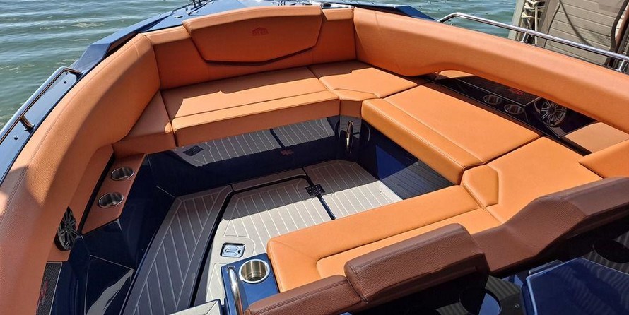 Cruisers Yachts 338 South Beach Edition - Bow Rider