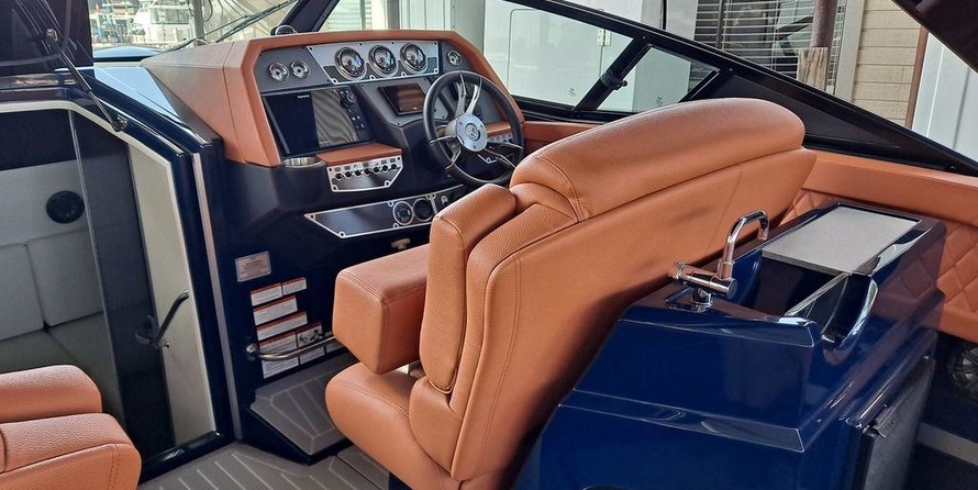 Cruisers Yachts 338 South Beach Edition - Bow Rider