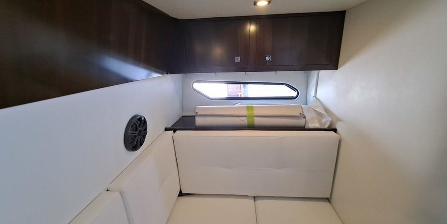 Cruisers Yachts 338 South Beach Edition - Bow Rider