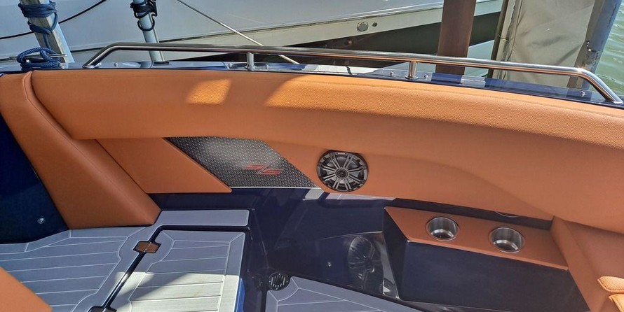 Cruisers Yachts 338 South Beach Edition - Bow Rider
