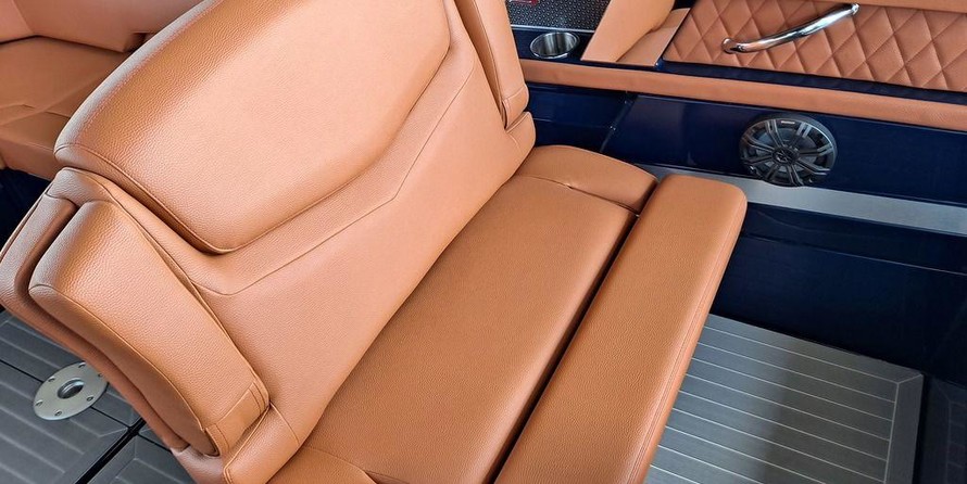 Cruisers Yachts 338 South Beach Edition - Bow Rider