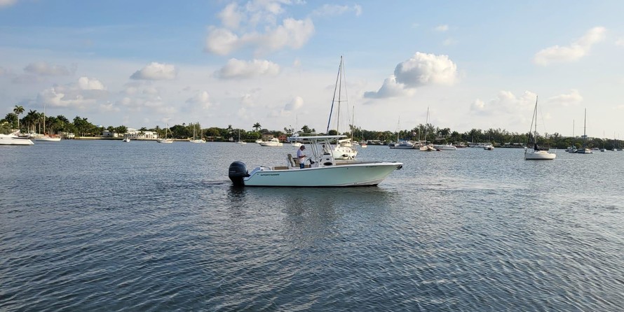Sportsman Heritage 251 Center Console