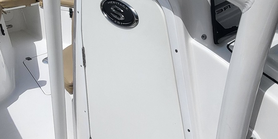 Sportsman Heritage 251 Center Console