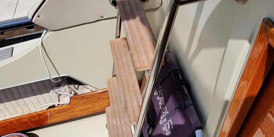 Skipjack 25 flybridge