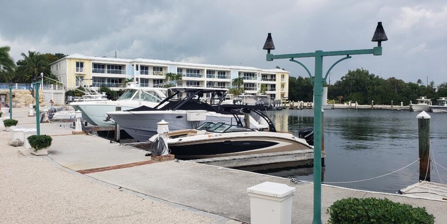 Sea Ray 270 Sundeck Outboard