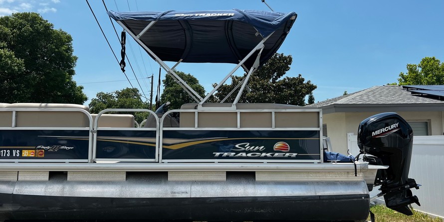 Sun Tracker Party Barge 18 DLX