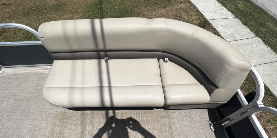 Sun Tracker Party Barge 18 DLX