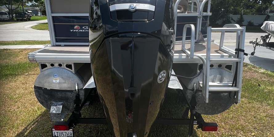 Sun Tracker Party Barge 18 DLX