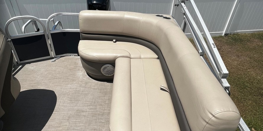 Sun Tracker Party Barge 18 DLX