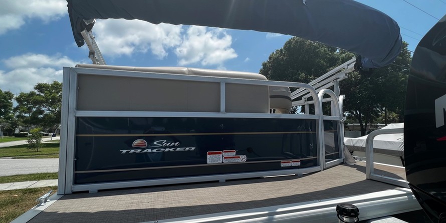 Sun Tracker Party Barge 18 DLX