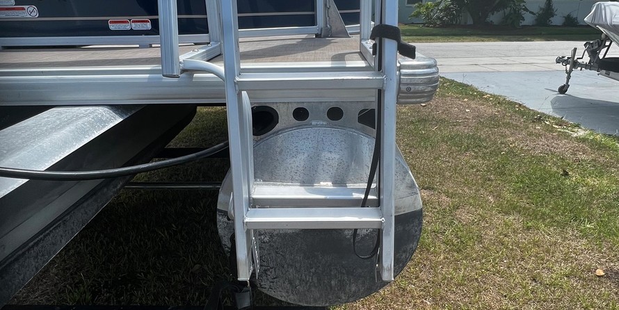 Sun Tracker Party Barge 18 DLX