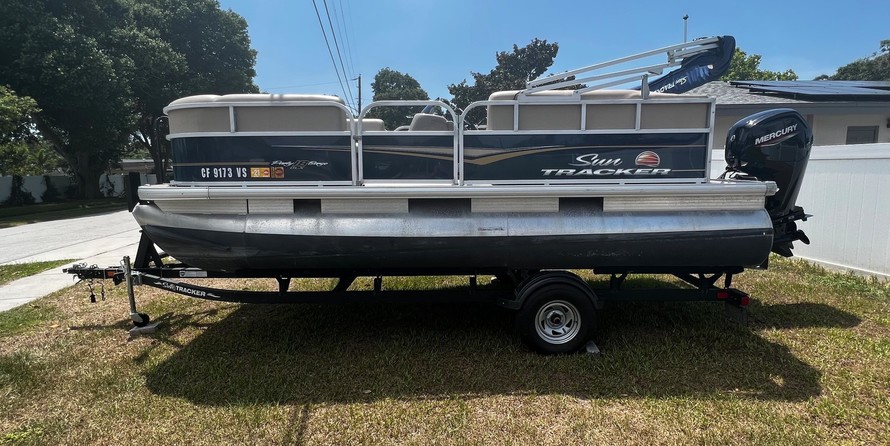 Sun Tracker Party Barge 18 DLX