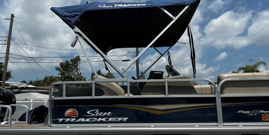 Sun Tracker Party Barge 18 DLX