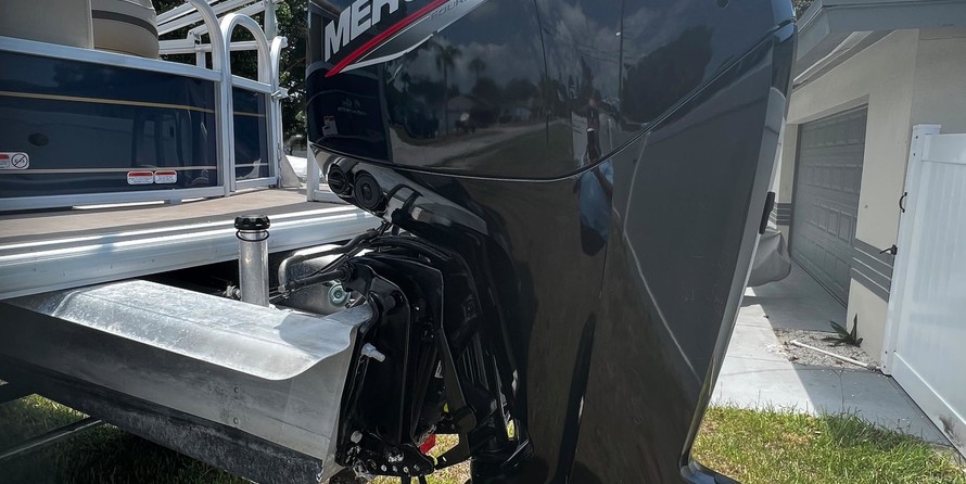 Sun Tracker Party Barge 18 DLX