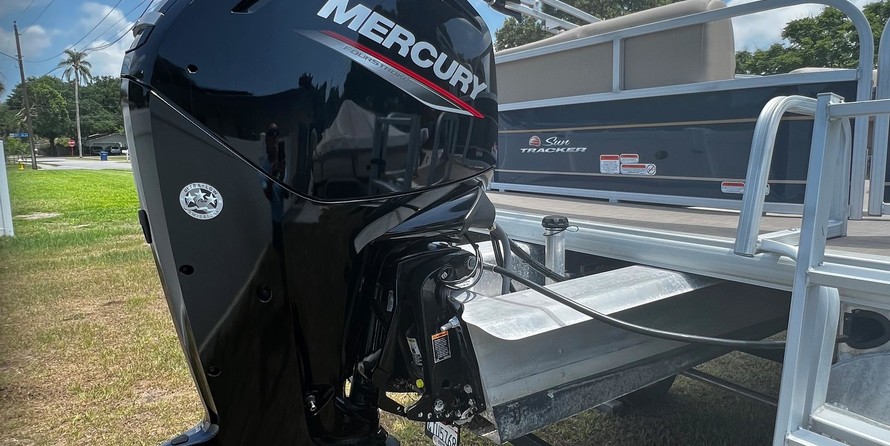 Sun Tracker Party Barge 18 DLX