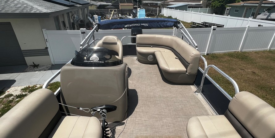 Sun Tracker Party Barge 18 DLX