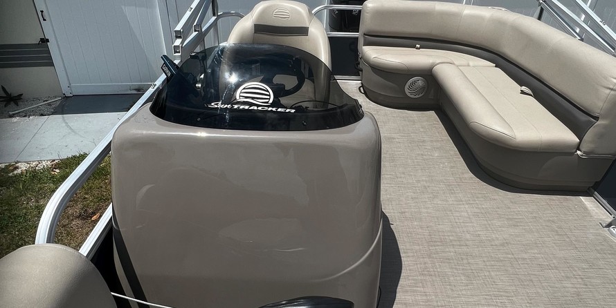 Sun Tracker Party Barge 18 DLX