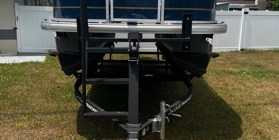 Sun Tracker Party Barge 18 DLX