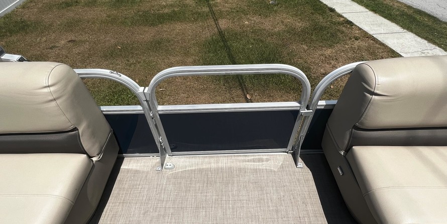 Sun Tracker Party Barge 18 DLX