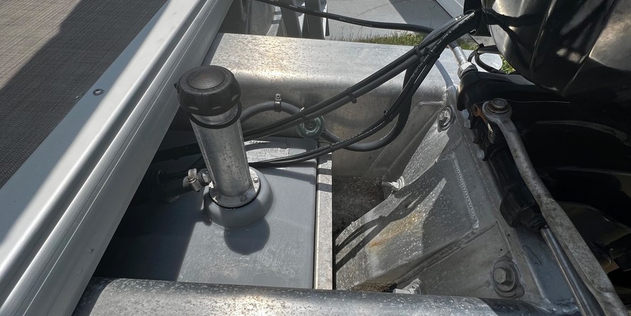 Sun Tracker Party Barge 18 DLX