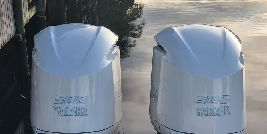 Robalo R317 Dual Console