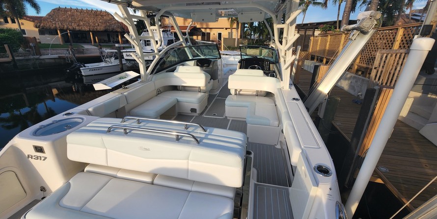 Robalo R317 Dual Console