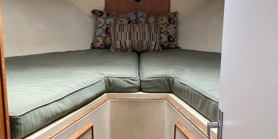 Bertram 33 Flybridge Cruiser