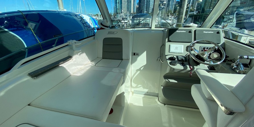 Boston Whaler 315 Conquest Pilothouse