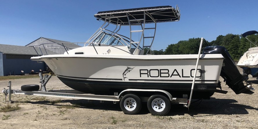 Robalo 2140 walkaround