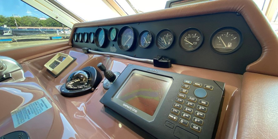 Sea ray 500 db sedan bridge