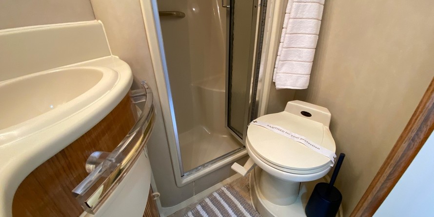 Sea ray 500 db sedan bridge