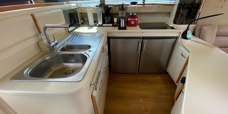 Sea ray 500 db sedan bridge