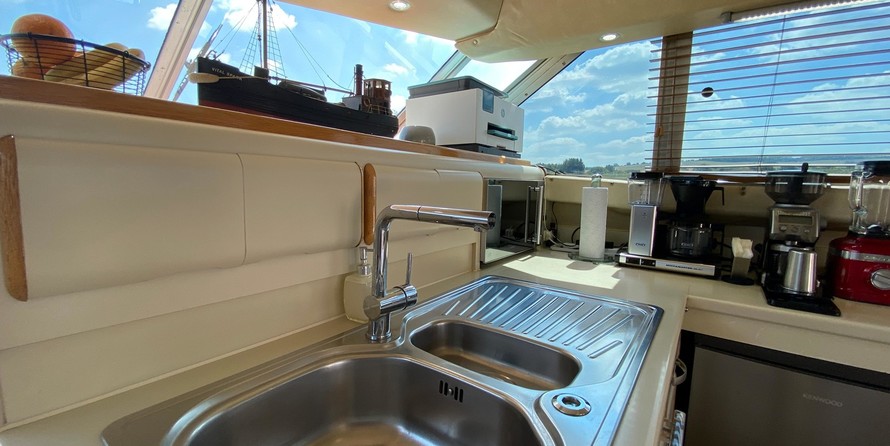 Sea ray 500 db sedan bridge