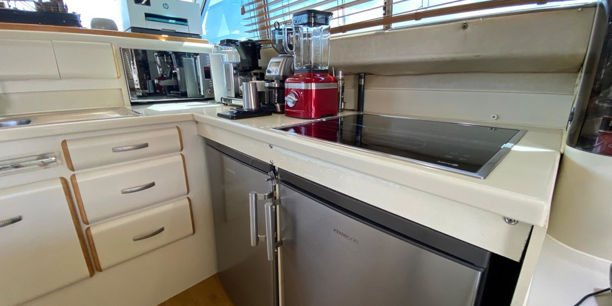 Sea ray 500 db sedan bridge