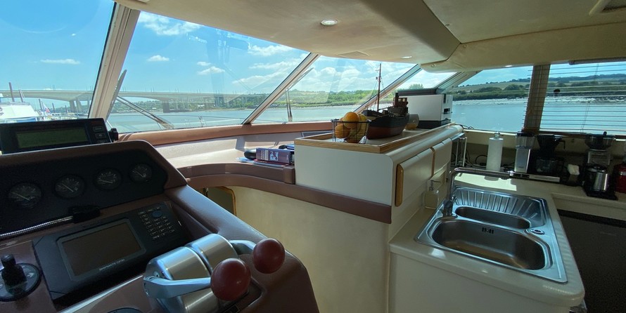 Sea ray 500 db sedan bridge