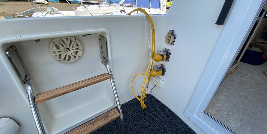 Sea ray 500 db sedan bridge