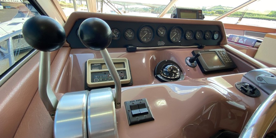 Sea ray 500 db sedan bridge