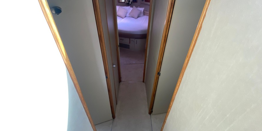 Sea ray 500 db sedan bridge