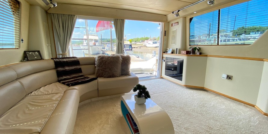 Sea ray 500 db sedan bridge