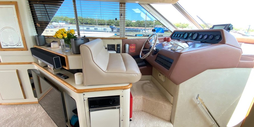 Sea ray 500 db sedan bridge