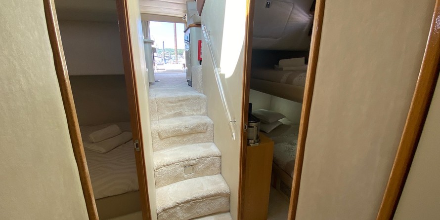 Sea ray 500 db sedan bridge