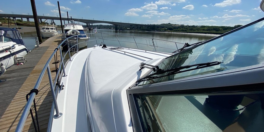 Sea ray 500 db sedan bridge