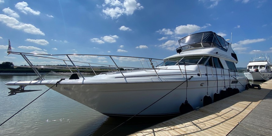 Sea ray 500 db sedan bridge