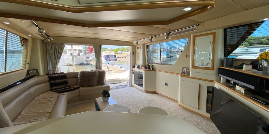 Sea ray 500 db sedan bridge