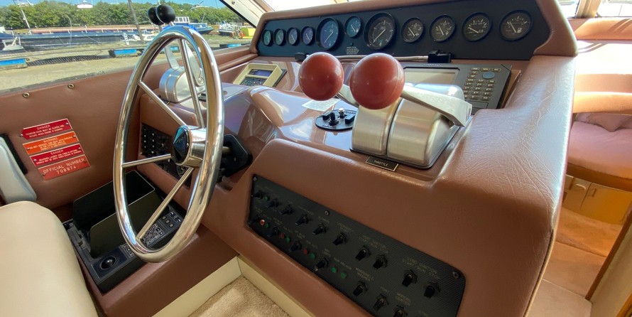 Sea ray 500 db sedan bridge