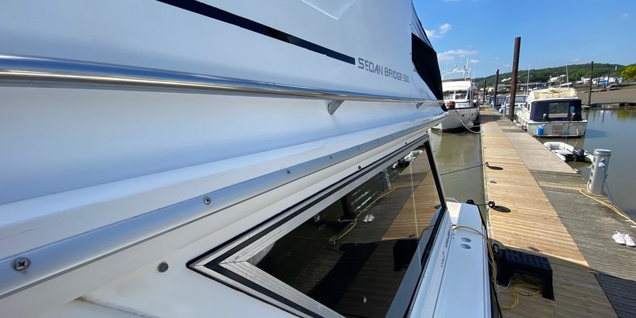 Sea ray 500 db sedan bridge