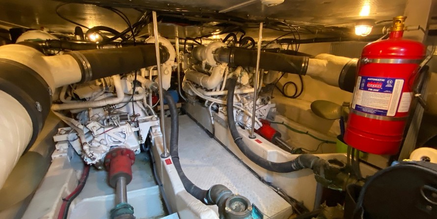 Sea ray 500 db sedan bridge