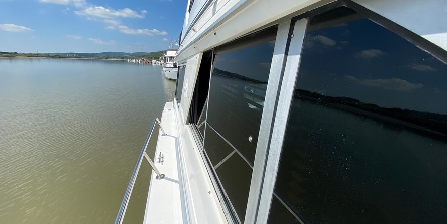 Sea ray 500 db sedan bridge